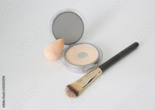 Set of powders and brushes