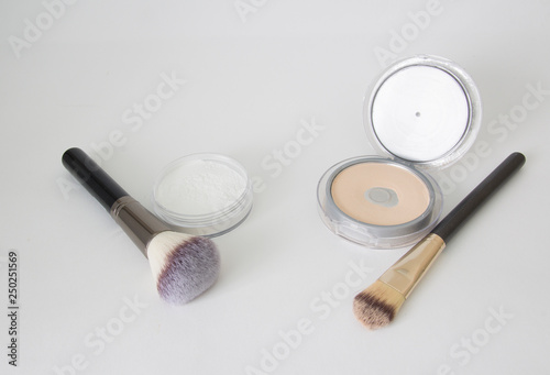 Set of powders and brushes