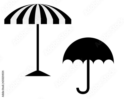 Regenschirm und Sonnenschirm auf weiss