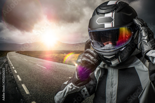 Motard sur la route avec casque et équipement de sécurité