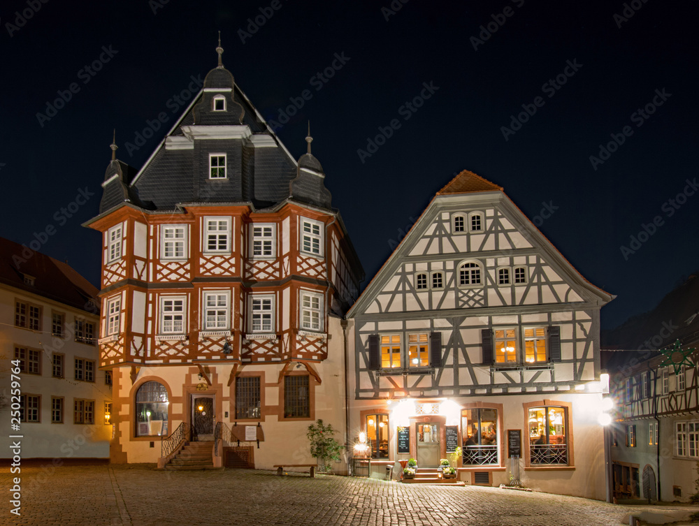 Fachwerkhäuser am Marktplatz in der Altstadt von Heppenheim an der Bergstraße in Hessen, Deutschland 