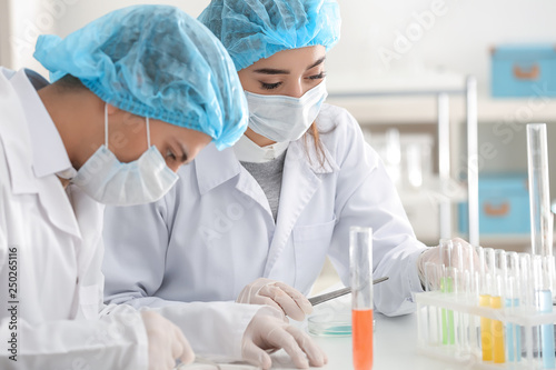 Young doctors working in la...
