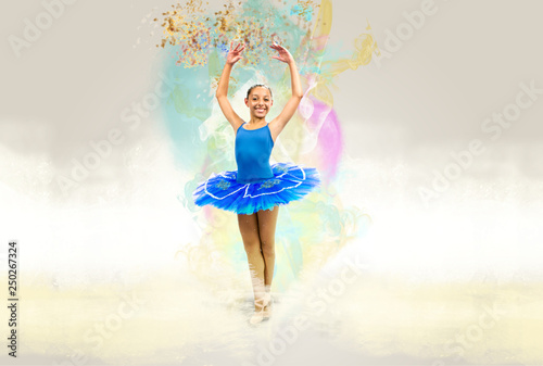 Ballerina su sfondo astratto colorato