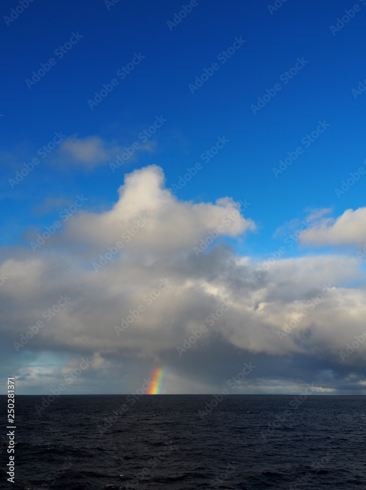 Regenbogen über dem Atlantik