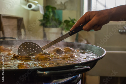 Cocinando paella valenciana en casa