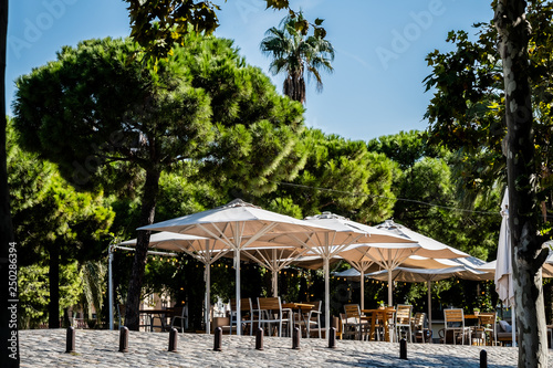 Terrasse de caf   ensoleill  e