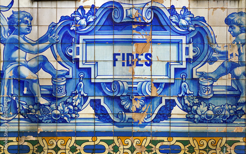 Azulejo-Fliesen mit Schriftzug Fides - Glaube, Vertrauen - in Porto, Portugal