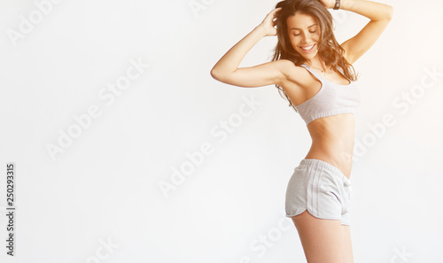 Photographie Slim brunette standing in bright flare