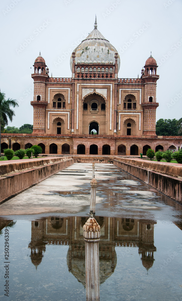 Tumba de Humayun, desde el jardín izquierdo, en Delhi, India. Patrimonio de la Humanidad