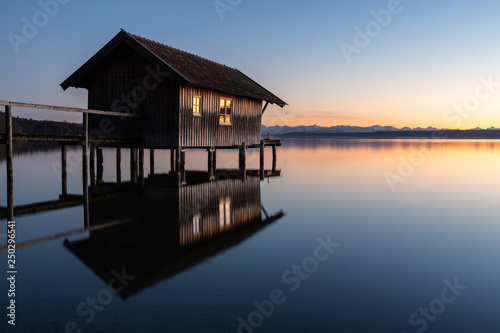 Fischerhütte am See im Sonnenuntergang © Kurt Rabe