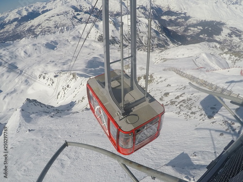 Téléphérique de l'aiguille rouge dans les alpes françaises par un temps ensoleillé photo