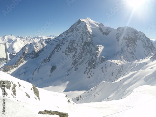 Montagne en hivers dans les alpes française avec du soleil et un ciel bleu sans nuage photo