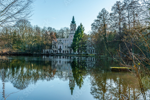 Blick über den Schloss See zur Ruine von Schloss Dammsmühle in Wandlitz Brandenburg 