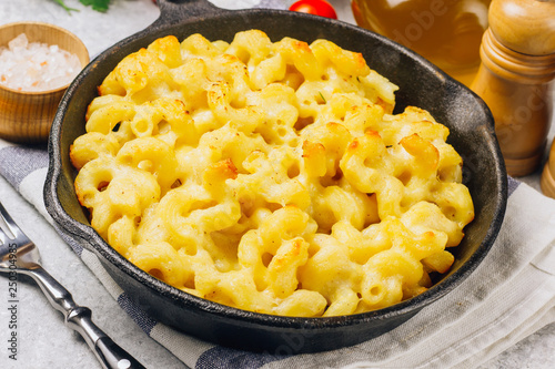 Obraz na plátně Mac and cheese, american style macaroni pasta with cheesy sauce