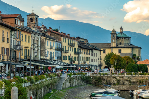 Altstadt und Hafen von Cannobio am Lago Magiore in der Abenddämmerung