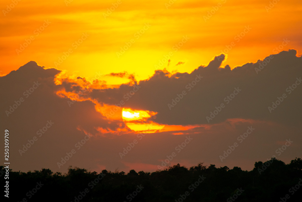 Obraz premium Sunset is behind the clouds.
