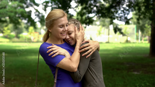 Fotografía Mum and daughter embracing, student came home for holiday, long awaited meeting
