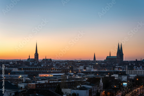 Sonnenaufgang mit Blick auf einige Kirchen © Andre Leisner
