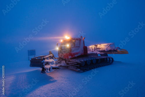 Foto Snowcat grooming snow in the early morning, Stowe, Vermont, USA