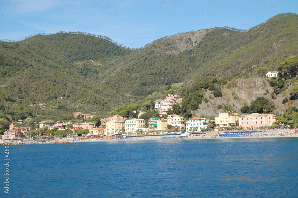 Blick auf Monterosso an der Italienischen Riviera vom Mittelmeer