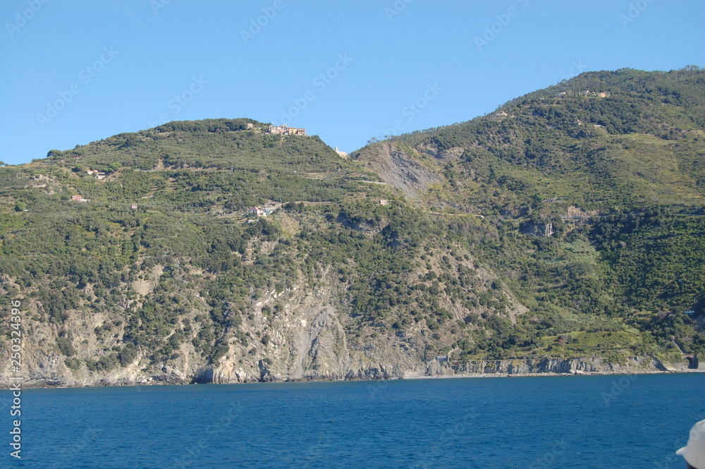 Blick auf die besiedelte Felsenküste im Cinque Terre an der Italienischen Riviera