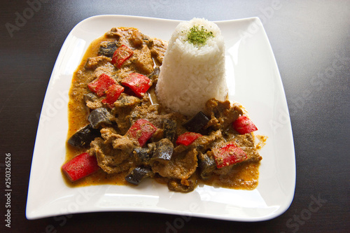 Wallpaper Mural Curry rouge d'aubergines et poulet végétarien, riz thaï aux graines de macha Torontodigital.ca