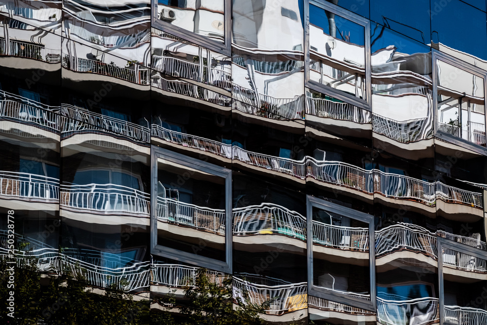 Immeuble contemporain en verre, reflets dans une façade d'immeuble