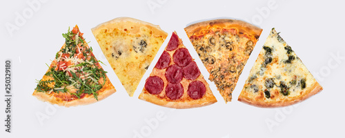 Pizzastück Slices Pizza in einer Reihe auf weißem Hintergrund top view closeup als hintergrund werbebanner