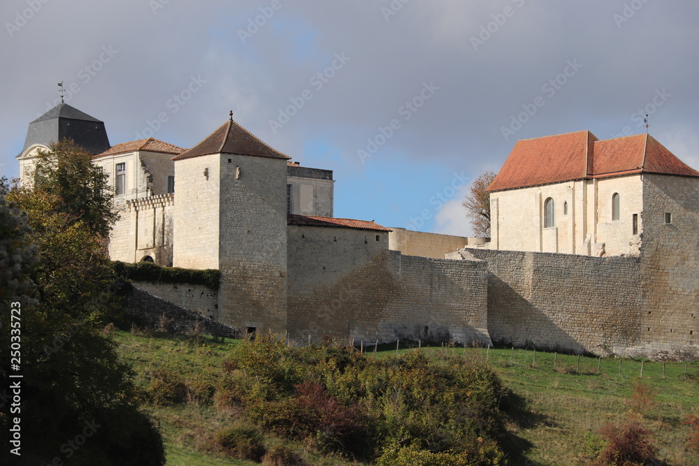 Nouvelle-Aquirtaine - Charente - Villebois-Lavalette - Entrée du Château