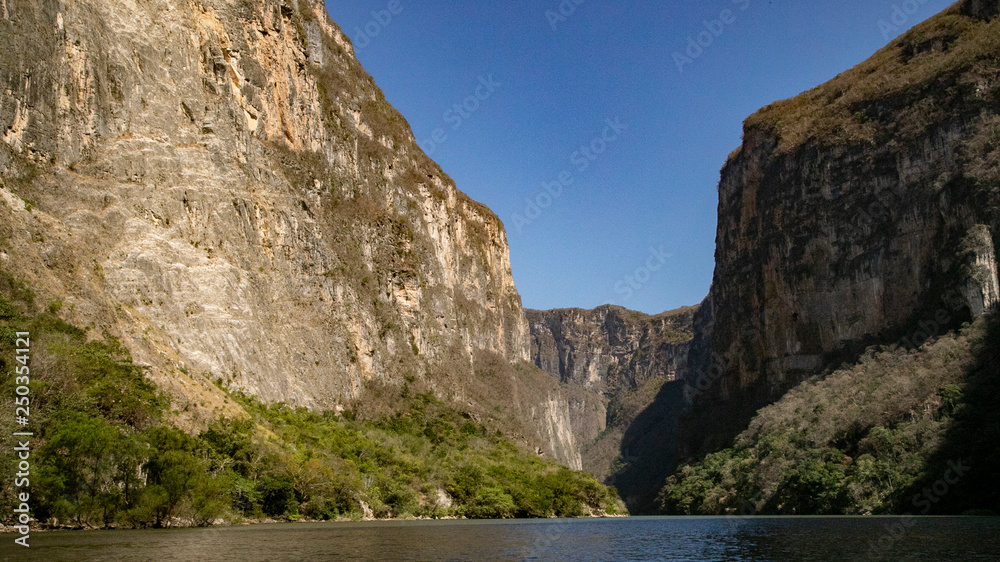 Magic mountains, sheer cliffs, monkeys, crocodiles - Canyon del Sumidero Magic mountains, sheer cliffs, monkeys, crocodiles - Canyon del Sumidero