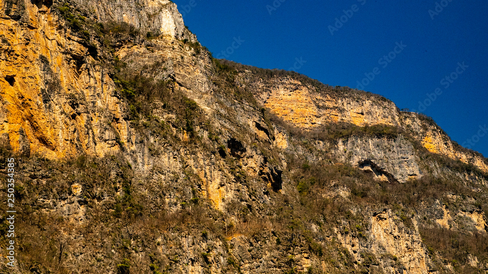Magic mountains, sheer cliffs, monkeys, crocodiles - Canyon del Sumidero Magic mountains, sheer cliffs, monkeys, crocodiles - Canyon del Sumidero
