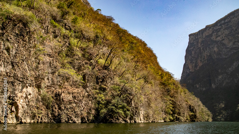 Magic mountains, sheer cliffs, monkeys, crocodiles - Canyon del Sumidero Magic mountains, sheer cliffs, monkeys, crocodiles - Canyon del Sumidero