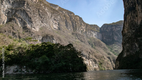  Magic mountains, sheer cliffs, monkeys, crocodiles - Canyon del Sumidero