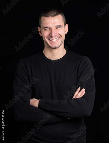 Modello con maglia nera sorridente