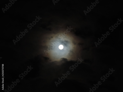 Mond hinter Wolken I