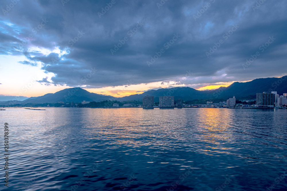 夕暮れの大野瀬戸と廿日市の風景