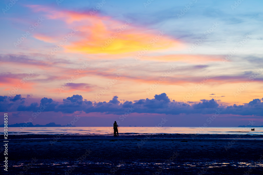Fototapeta premium silhouette of man on the beach at sunset
