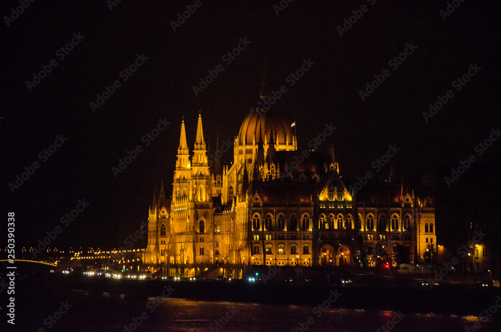 Obraz premium Budapest - Parlamento di notte