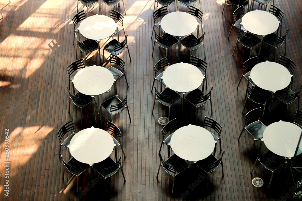 Obraz premium Round table lined in sunny rooms