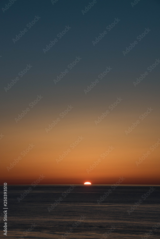 静かな海に沈む夕日　オホーツク海