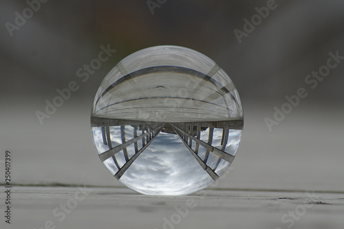 Glaskugel mit Brücke