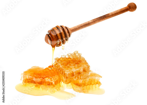 Honiglöffel mit drei Honigwaben als Freisteller