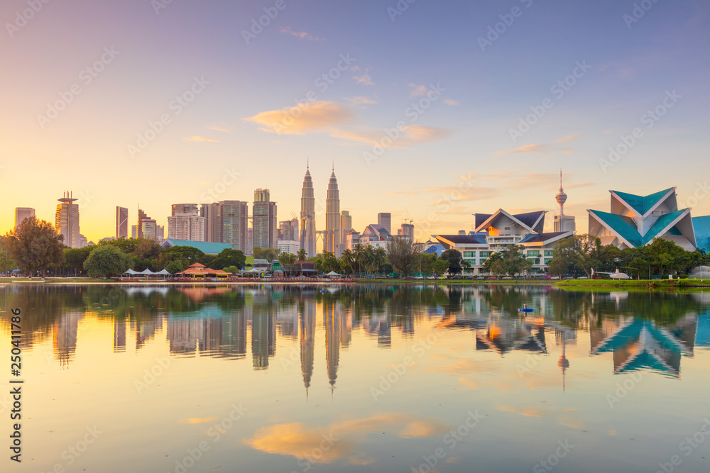 Naklejka premium Panoramiczny widok na panoramę nabrzeża miasta Kuala Lumpur, Malezja