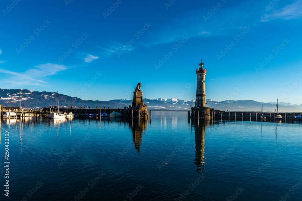 Lindau Hafen mit Löwendenkmal und Leuchturm Bodensee