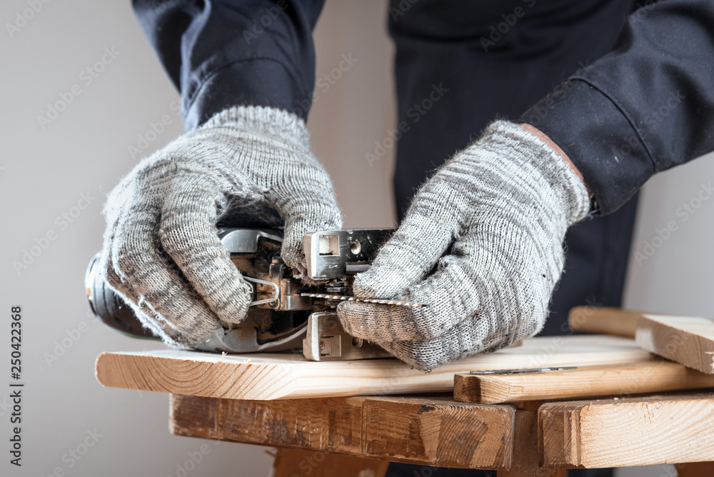 Replacing the saw in the electric jigsaw. Preparation of the tool for