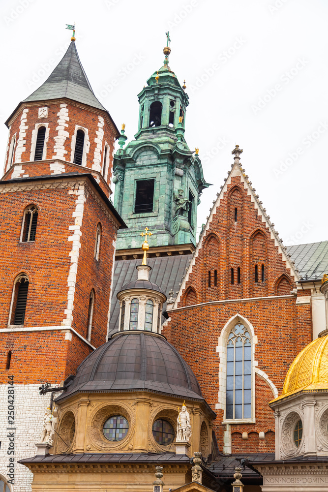 Obraz premium The Royal Archcathedral Basilica of Saints Stanislaus and Wenceslaus in Wawel Castle in Krakow, Poland