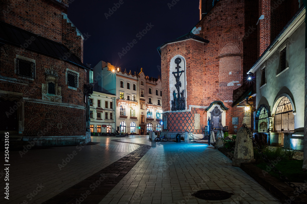 Fototapeta premium Mary's Basilica (Church of Our Lady Assumed into Heaven) in Krakow, Poland at night