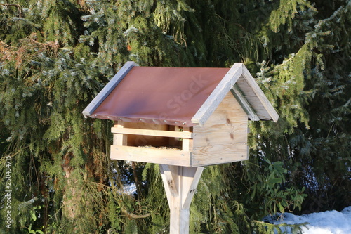 Vogelfütterung, Vogelhaus, richtige Winterfütterung von Wildvögeln, Vogelhäuser bauen, Wildvögel im Garten