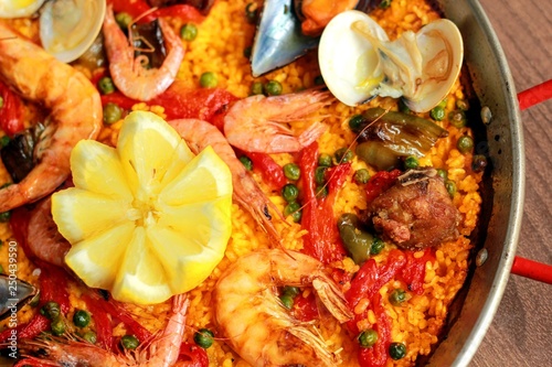 Paella Valenciana mixta verduras y marisco