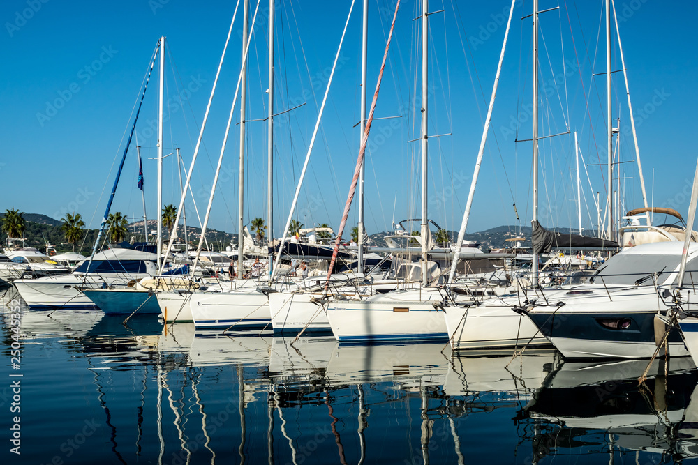 Hafen mit Segelboten und Reflexionen im Wasser in Cavalaire sur mer in der Provence Frankreich